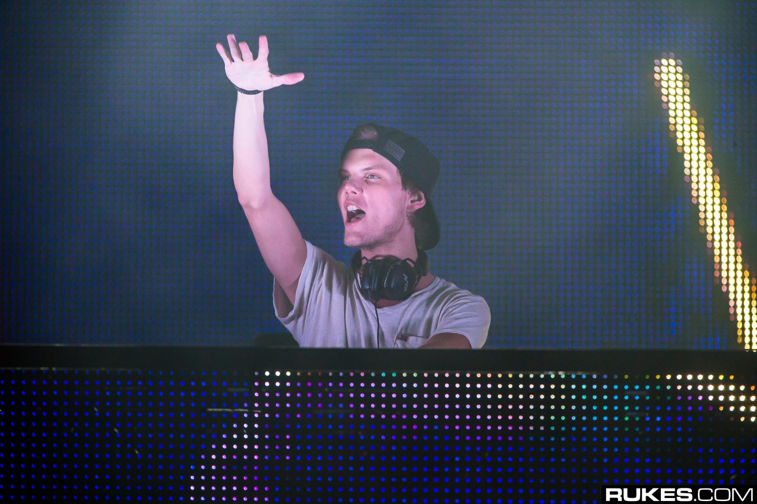 Avicii’s team releases video of Tim performing ‘Levels’ at his final